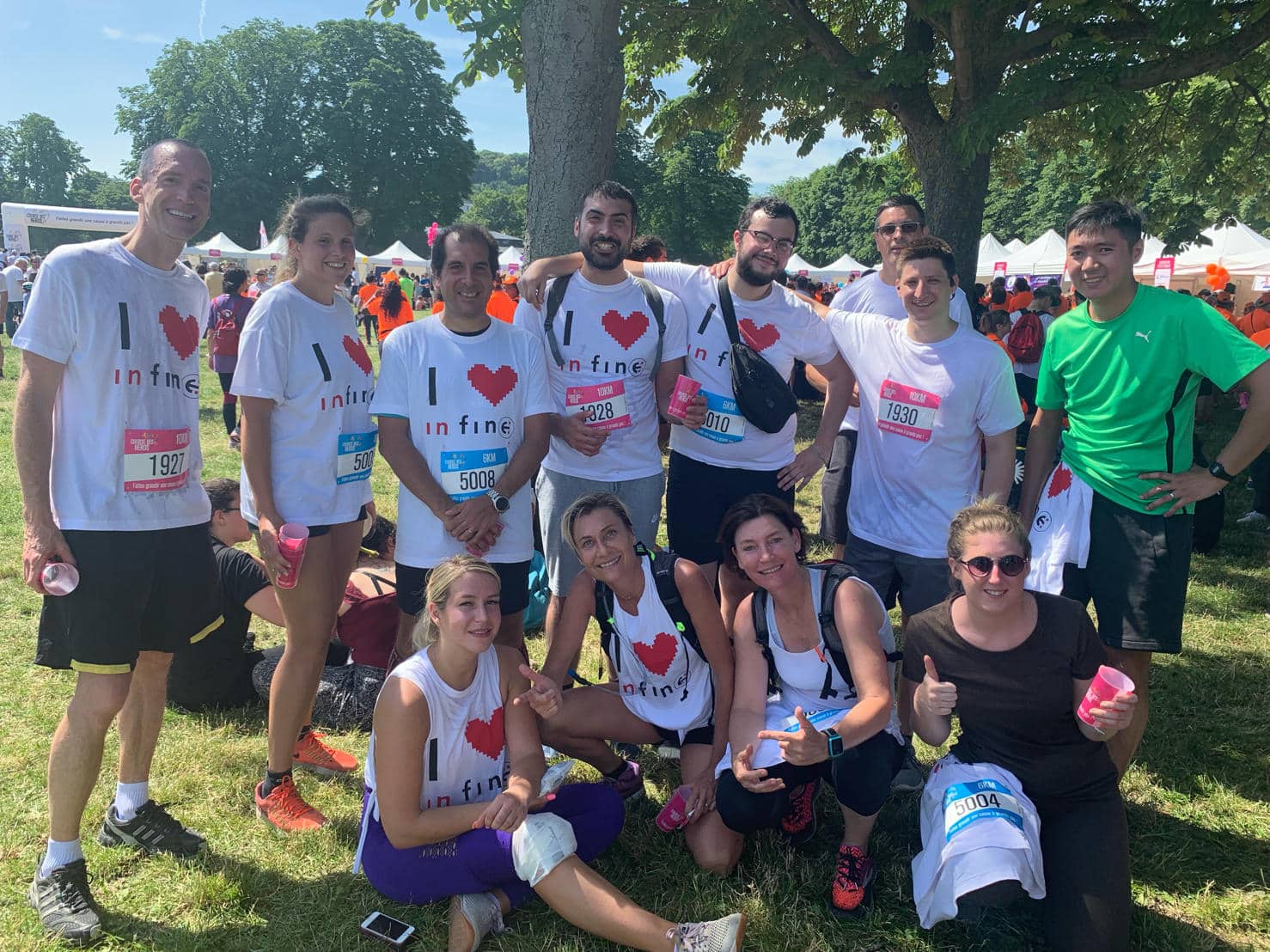 Photo d’archive d’un groupe portant des tee-shirts in finē lors de la Course des Héros